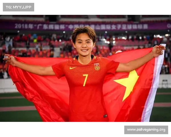 王霜与球迷亲切互动传递温暖与感动展现真挚情感 王霜与球迷亲切互动传递温暖与感动展现真挚情感